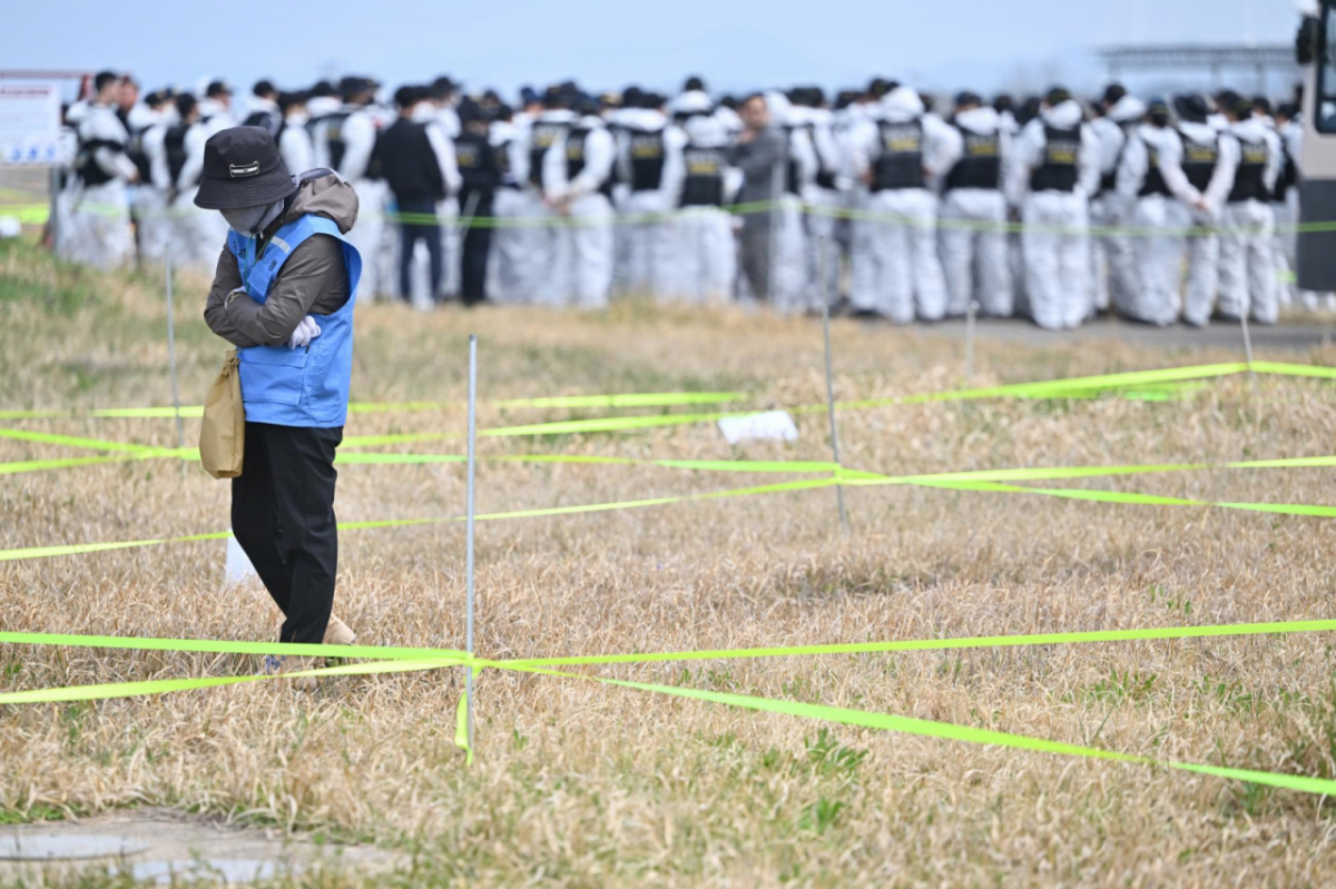 국무조정실 항공철도사고조사위원회와 12·29 무안공항 제주항공 참사 유가족협의회, 군·경 등이 합동으로 진행하는 제주항공 참사 희생자 유해 재수색 작업이 지난 13일 오전 전남 무안국제공항 활주로에서 진행되고 있다. /사진=뉴시스