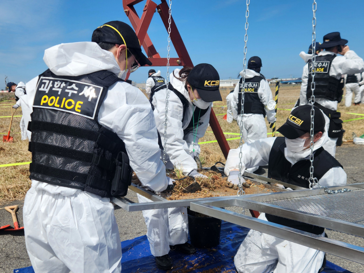 지난 13일 전남 무안국제공항에서 제주항공 여객기 참사 희생자 유해와 유류품을 찾기 위한 범정부 차원의 전면 재수색이 이뤄지고 있다. /사진=뉴스1