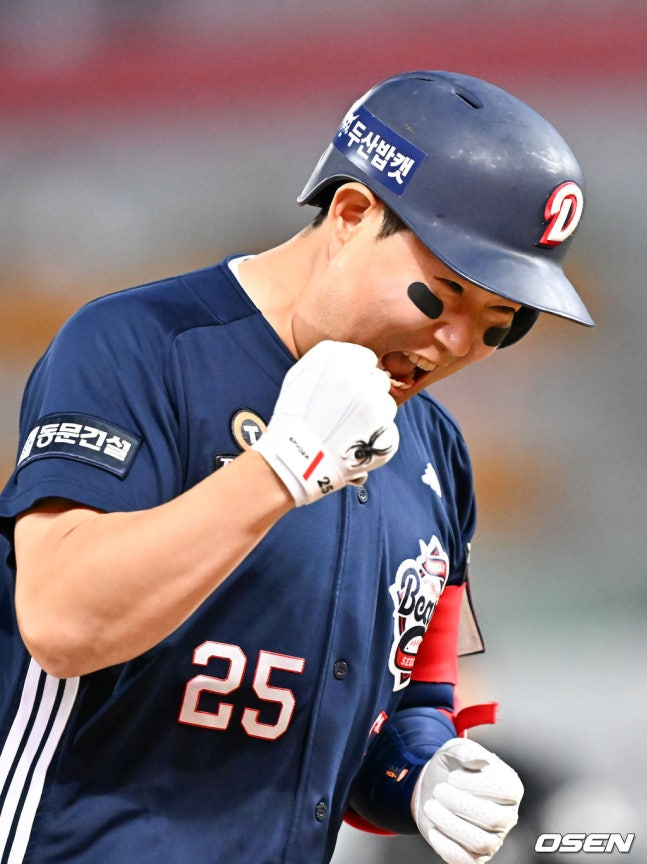두산 양의지가 14일 인천 SSG전 3회 투런 홈런을 때리고 기뻐하고 있다. /사진=OSEN