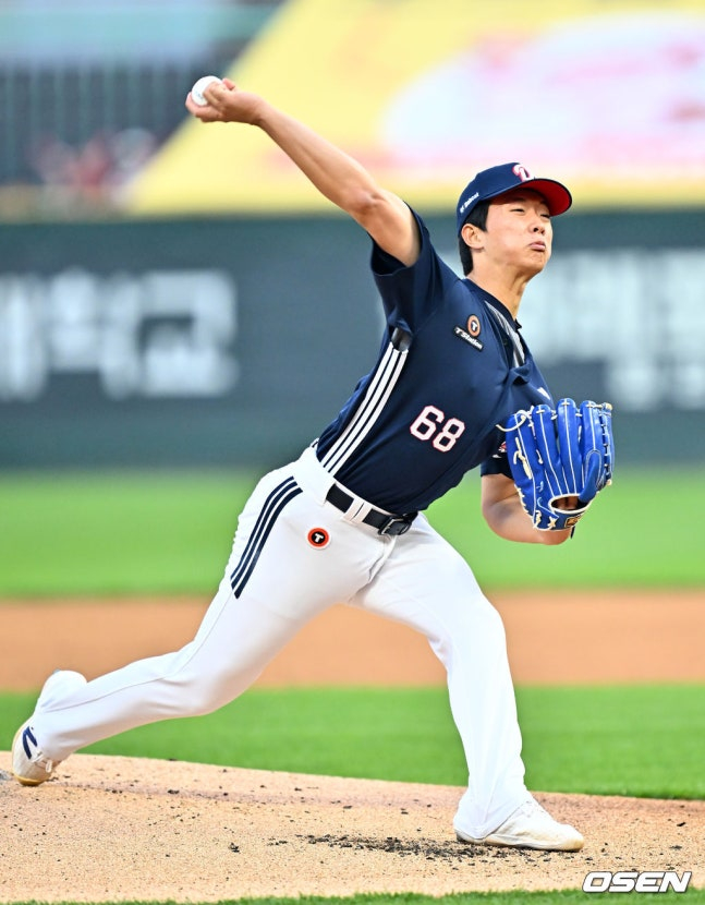 14일 인천 SSG전에서 투구하는 두산 최민석. /사진=OSEN