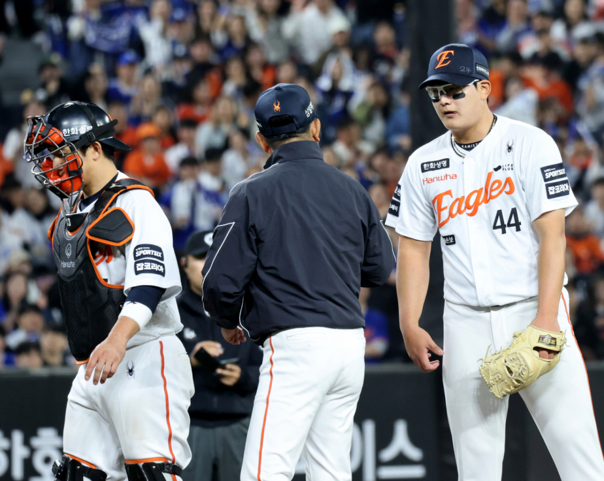 한화 마무리 김서현이 14일 대전한화생명볼파크에서 열리는 2026KBO리그 한화이글스와 삼성라이온즈 경기 8회초 2사 만루에 등판해 밀어내기 2점, 폭투로 1점, 3실점하고  있다. /사진=강영조 선임기자