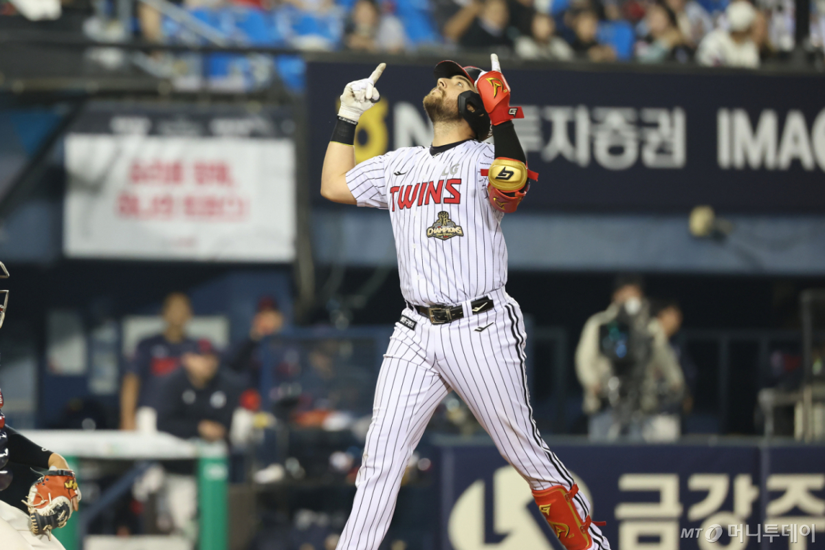 14일 오후 서울 송파구 잠실야구장에서 열린 2026 신한 SOL KBO리그 롯데 자이언츠와 LG 트윈스의 경기 8회초 무사 상황, LG 오스틴이 홈런을 친 뒤 기뻐하고 있다. /사진=뉴스1