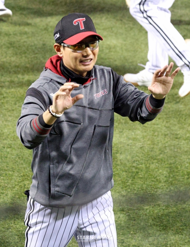 8연승 달성 직후 인사하는 염경엽 감독. /사진=김진경 대기자