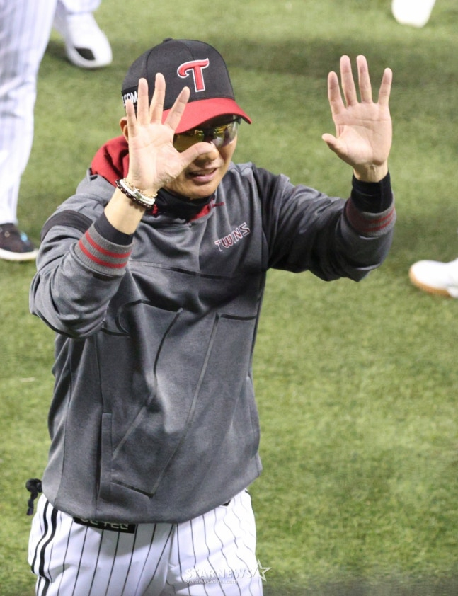 8연승 달성 직후 인사하는 염경엽 감독. /사진=김진경 대기자