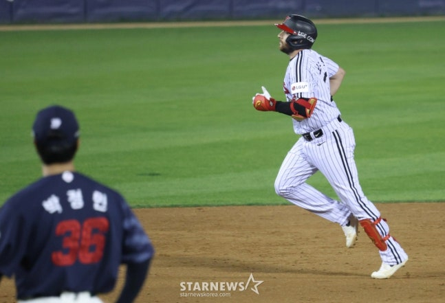 홈런 직후 그라운드를 돌고 있는 오스틴. /사진=김진경 대기자