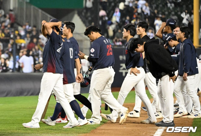 14일 LG전서 패한 롯데 선수단.
