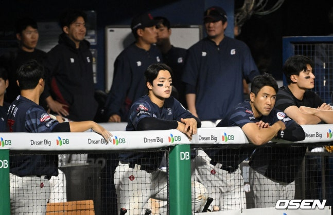 14일 LG전을 지켜보고 있는 롯데 선수들.