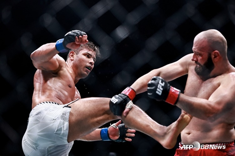 파울로 코스타(왼쪽)와 아자마트 무르자카노프의 경기 장면. /AFPBBNews=뉴스1