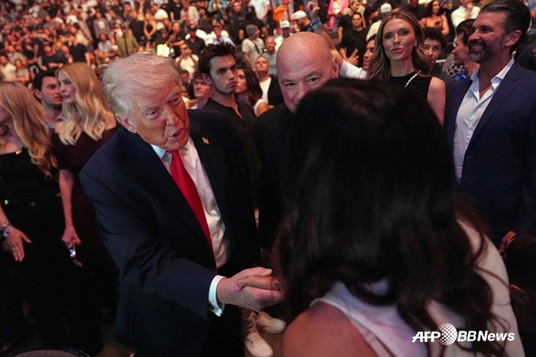 도널드 트럼프(왼쪽) 미국 대통령이 UFC 경기장에서 팬들과 인사하고 있다. /AFPBBNews=뉴스1