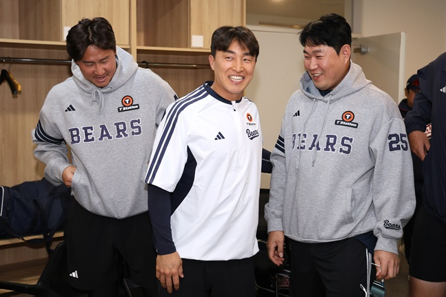 손아섭이 14일 이용찬(왼쪽) 양의지(오른쪽) 등 두산 선수단과 상견례를 하고 있다. /사진=두산 베어스 제공