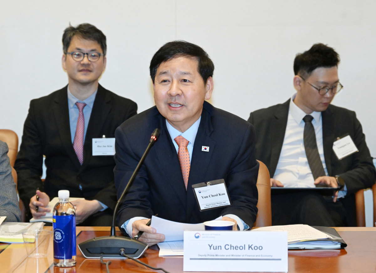 구윤철 부총리 겸 재정경제부 장관이 지난 14일(현지시간) 미국 뉴욕 주UN 대한민국 대표부에서 열린 한국경제 투자설명회(IR)를 개최했다. 사진은 구 부총리가 월가 주요 투자자들에게 중동상황 대응현황과 정부 경제정책방향 등을 설명하는 모습./사진제공=재경부