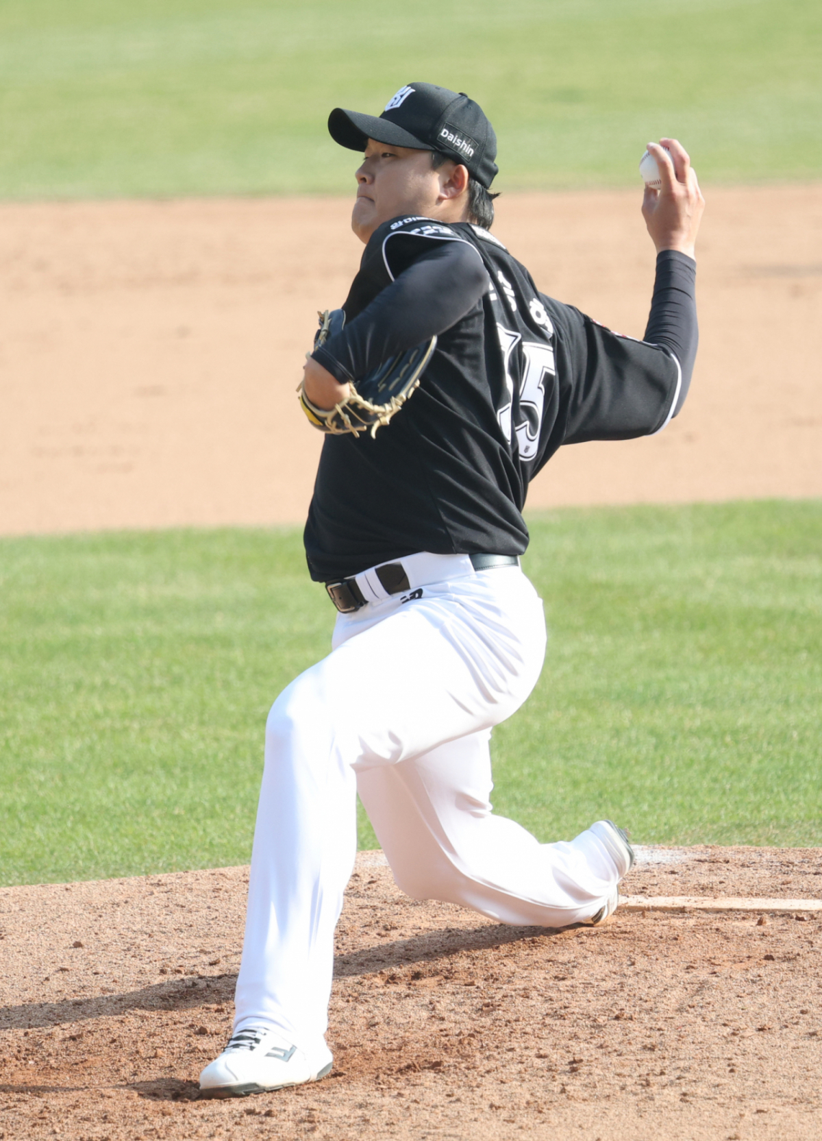 강백호의 보상선수로 KT 위즈 유니폼을 입은 한승혁이 지난달 28일 LG 트윈스와 개막전에서 투구를 펼치고 있다. /사진=강영조 선임기자