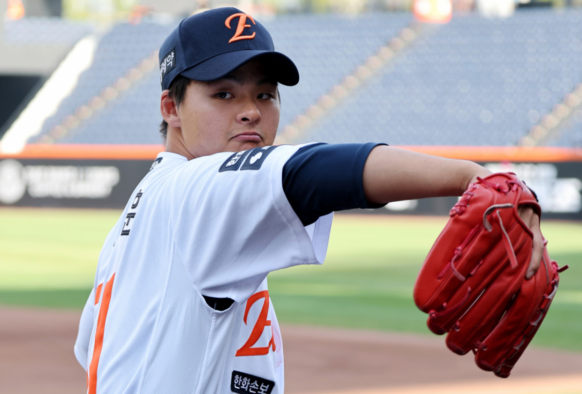 한화 손아섭과 전격 트레이드가 성사된 두산 좌완투수 이교훈이 14일 대전한화생명볼파크에서 열리는 2026KBO리그 한화이글스와 삼성라이온즈 경기에 앞서 새 유니폼을 갈아입고 포토타임을 갖고 있다.    외야수 보강이 필요한 두산은 이교훈과 현금 1억 5000만원을 더해 한화 손아섭과 트레이드를 성사시켰다. /사진=강영조 선임기자