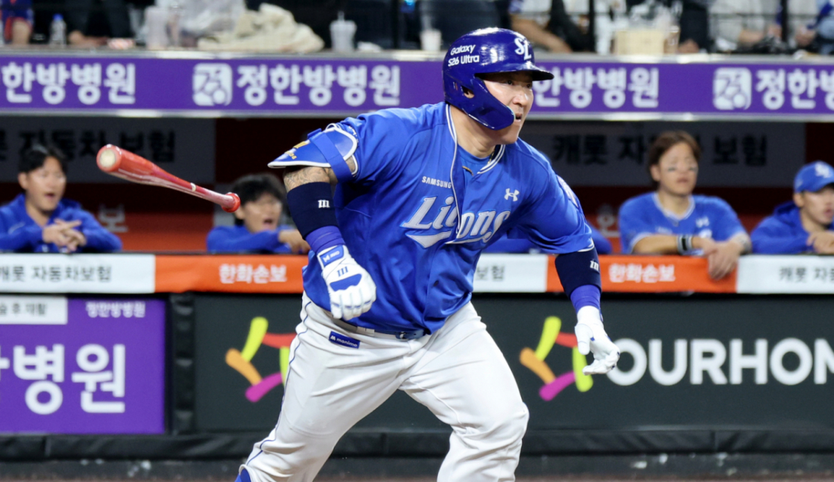 삼성 라이온즈 최형우가 14일 대전한화생명볼파크에서 열린 2026 KBO리그 한화 이글스전 7회초 무사 1루에서 2600번째 안타를 만들어내고 있다. /사진=강영조 선임기자