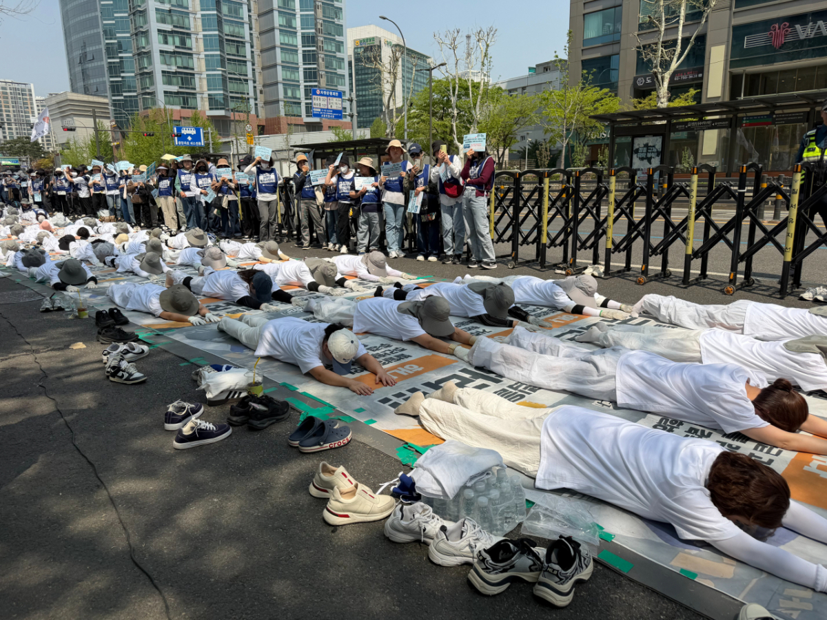 15일 오후 서울 서대문구 미근동 경찰청 앞에서 전국장애인부모연대가 고 김창민 감독 사건에 대한 경찰 재수사와 수사 책임자 처벌을 촉구하며 오체투지에 나섰다./사진=민수정 기자.