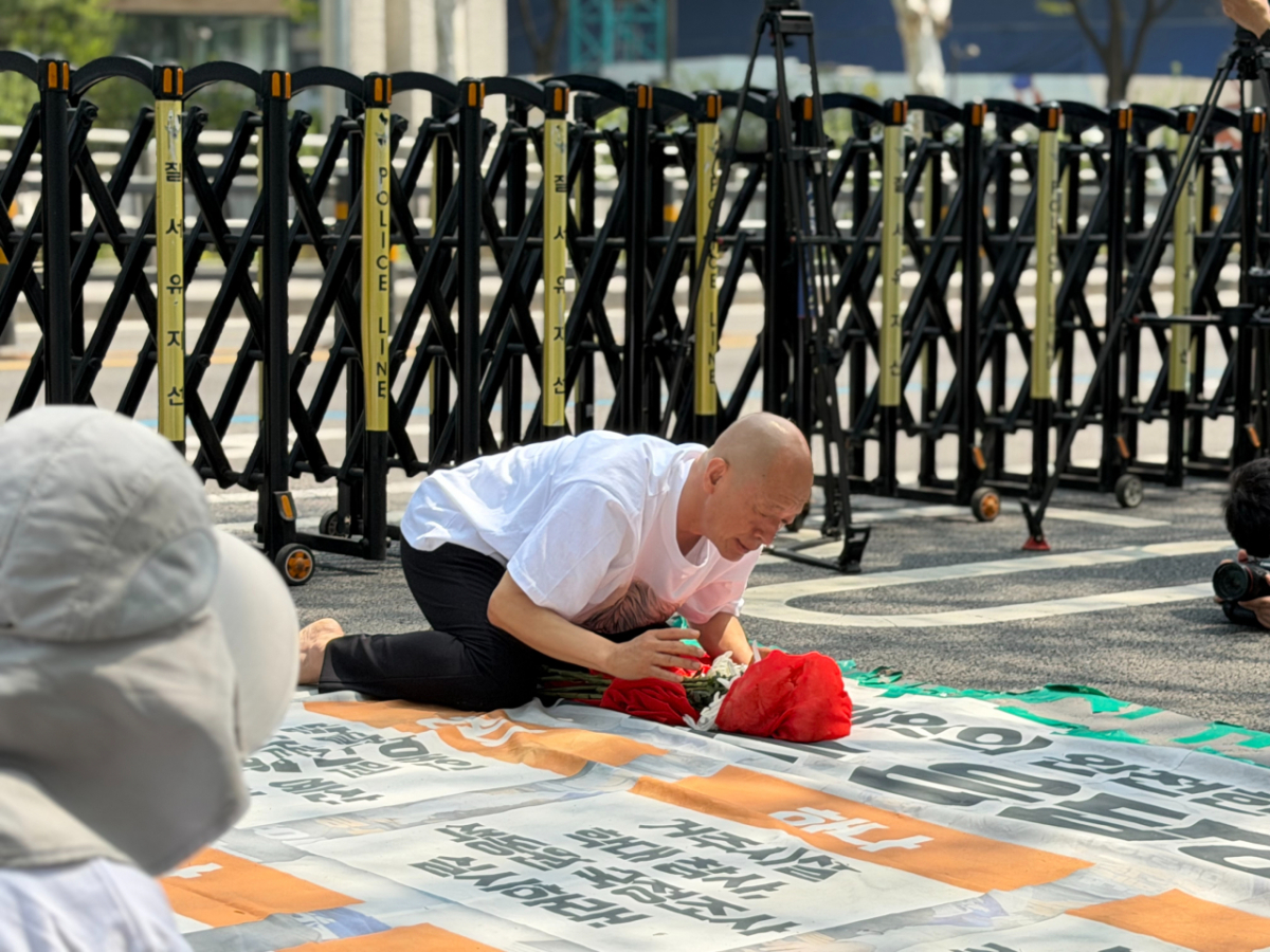15일 오후 서울 서대문구 미근동 경찰청 앞에서 무용인 이삼헌씨가 추모굿을 하고 있다./사진=민수정 기자.
