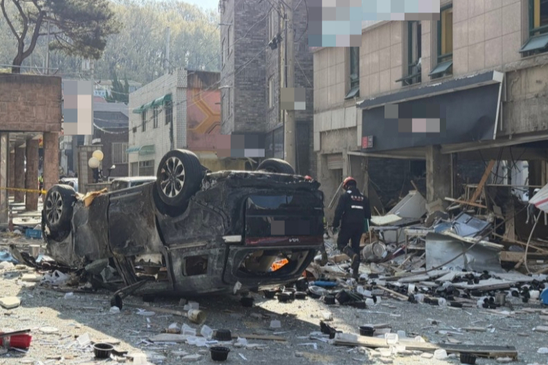 청주시 가스 폭발 사고 현장. 사고가 난 가게 앞에 주차된 카니발이 방패 역할을 했다는 분석이 나온다. /사진=뉴스1