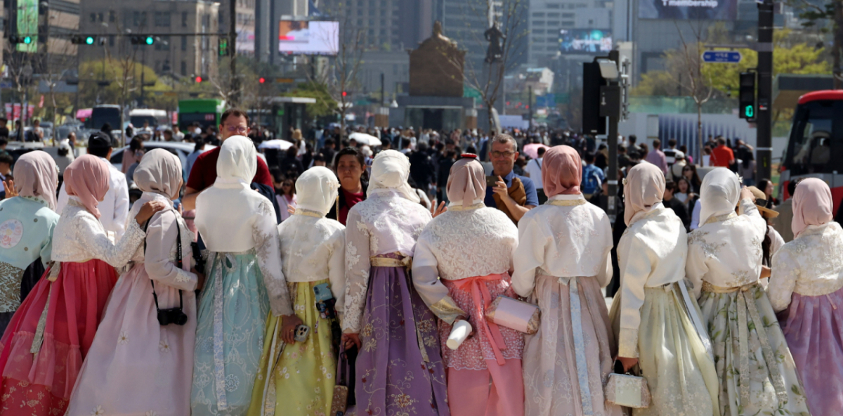 지난 12일 오후 서울 종로구 광화문 앞에서 한복을 입은 외국인 관광객이 기념촬영을 하고 있다. / 사진 = 뉴시스