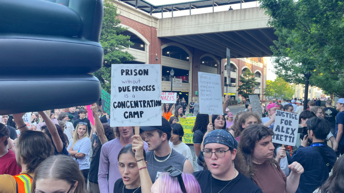 14일 오후 미국 조지아주 애선스 소재 아킨스 포드 아레나에서 보수 청년 단체 터닝포인트USA 주최로 열린 대담에 JD 밴스 미국 부통령이 참석한 가운데 행사장 외부에선 트럼프 행정부의 정책을 비판하는 시위가 열렸다. /사진=김훈남 기자