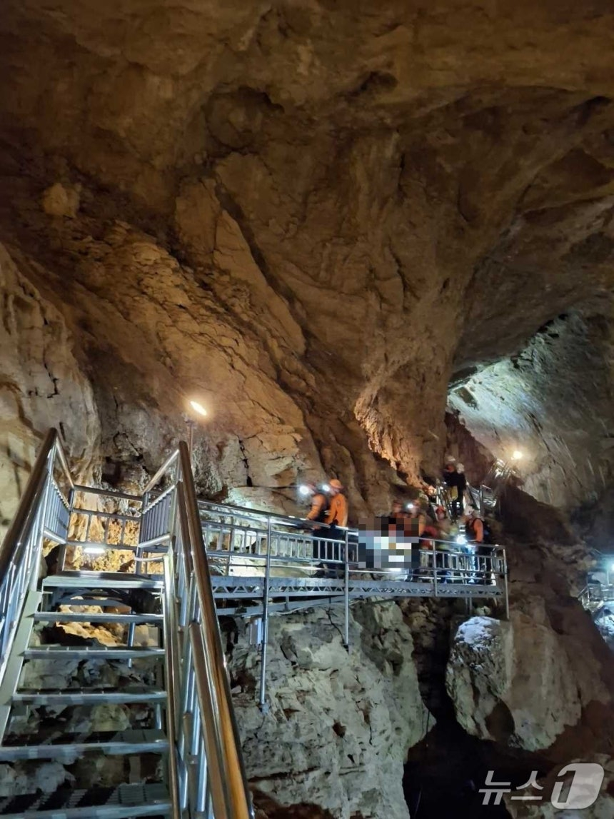 강원 삼척시 환선굴에서 60대 남성 관광객이 추락해 숨졌다./사진=뉴스1(강원도소방본부 제공)
