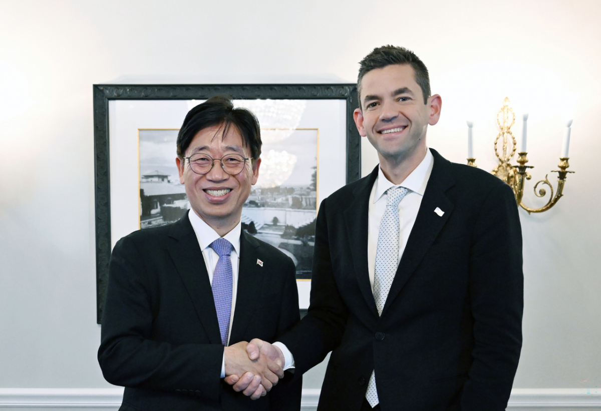 오태석 청장이 13일(현지 시각) 미국 콜로라도 스프링스에서 열린 '스페이스 심포지엄'에서 자레드 아이작맨 NASA 청장과 만났다. 오태석 우주항공청장 (왼쪽), 자레드 아이작맨 NASA 신임 청장 (오른쪽) /사진=우주항공청