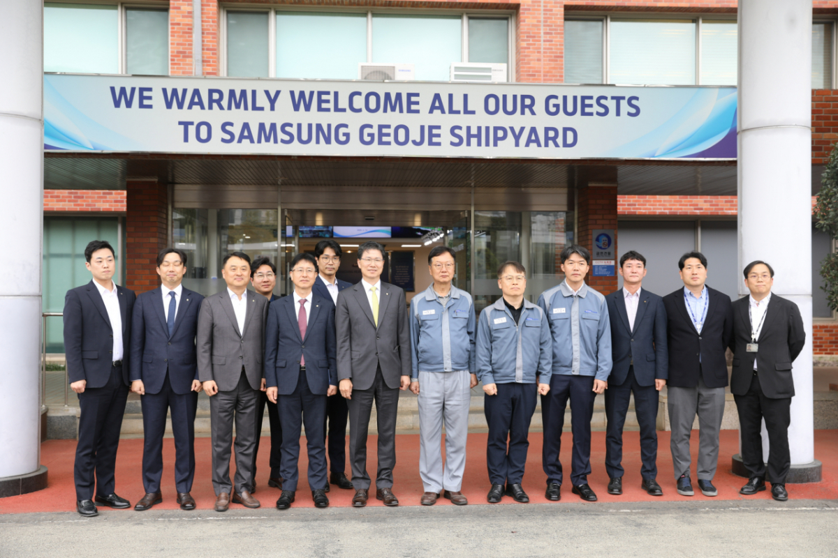 지난 14일 삼성중공업 거제조선소. 강태영 NH농협은행 은행장(왼쪽부터 7번째)과 삼성중공업 최성안 대표이사 부회장(왼쪽에서 8번째) 및 각 사 임직원들이 기념사진 촬영을 하고 있다./사진=농협은행