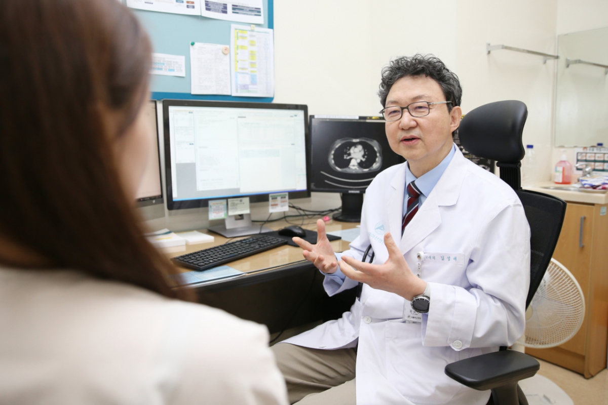 김성배 서울아산병원 종양내과 교수가 유방암 환자를 진료하고 있다.