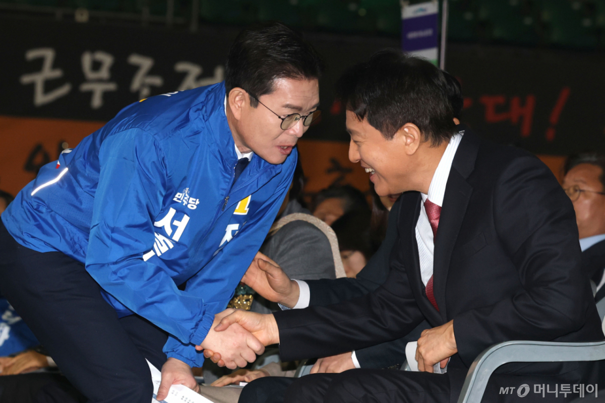 (서울=뉴스1) 이광호 기자 = 오세훈 서울시장과 6·3 지방선거 더불어민주당 서울시장 예비경선 후보로 나선 정원오 전 성동구청장이 19일 오전 서울 잠실학생체육관에서 열린 2026 서울시 환경공무관 한마음축제에 참석해 인사나누고 있다. 2026.3.19/뉴스1 Copyright © 뉴스1. All rights reserved. 무단 전재 및 재배포, AI학습 이용 금지. /사진=(서울=뉴스1) 이광호 기자