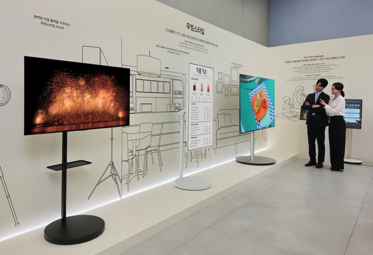 삼성전자 모델이 최대 85형까지 확대된   2026년형 '무빙스타일' 라인업을 살펴보고 있다./사진 제공=삼성전자