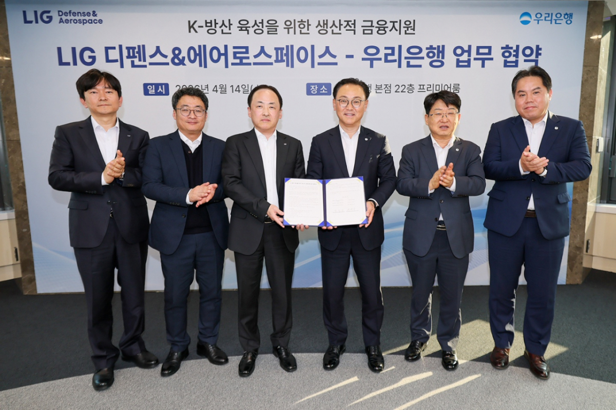 (왼쪽부터) LIG 디펜스&에어로스페이스 전성호 자금팀장, 손지영 금융기획실장, 안익성 경영관리본부장(CFO), 우리은행 배연수 기업그룹장, 송용섭 여신지원그룹장, 박용철 강남기업영업본부장이 14일 우리은행 본사에서 업무협약을 체결한 뒤 기념촬영을 하고 있다. /사진제공=우리은행