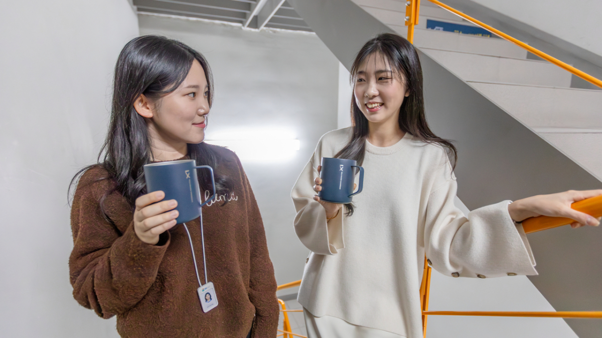 GS건설 임직원들이 에너지 절감 프로그램 ‘자! easy 챌린지’에 참여하며 엘리베이터 대신 계단을 이용하고 있다./사진제공=GS건설