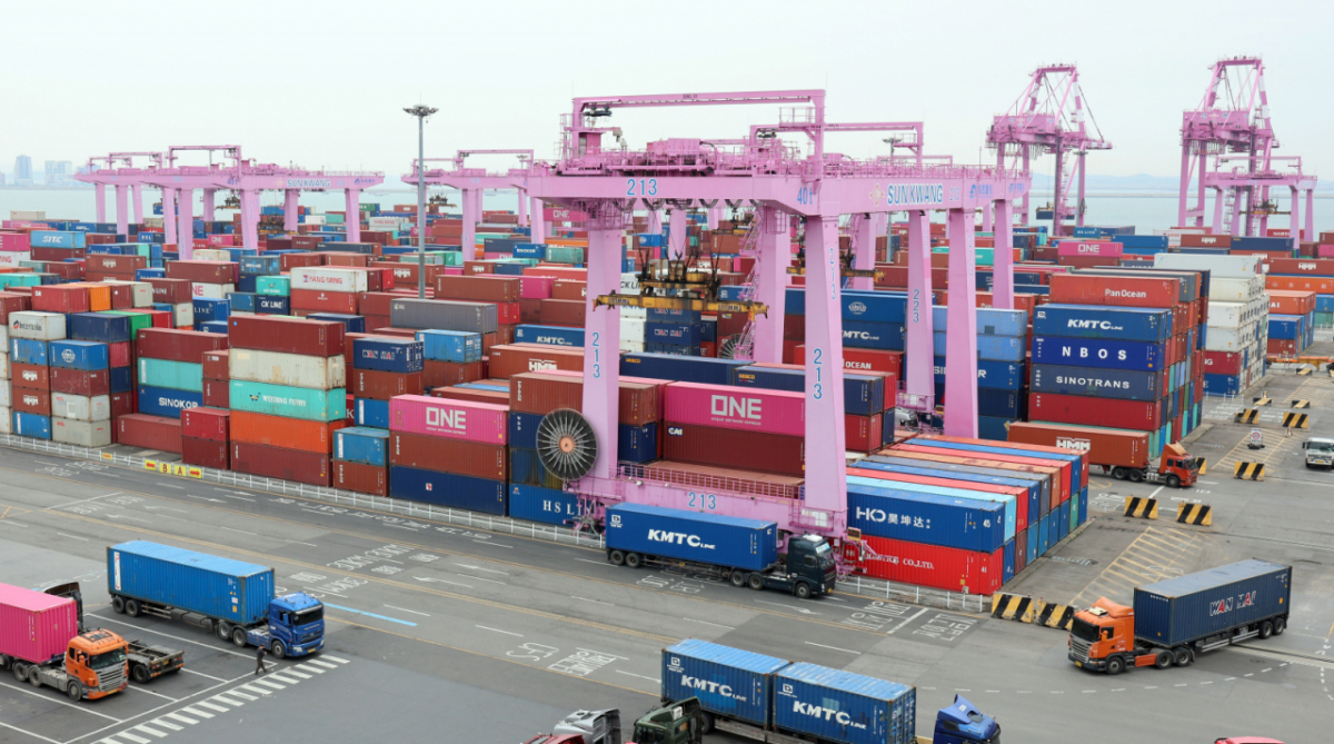 인천 연수구 인천신항 컨테이너 터미널에 컨테이너가 쌓여 있다. 2026.04.01. amin2@newsis.com /사진=뉴시스