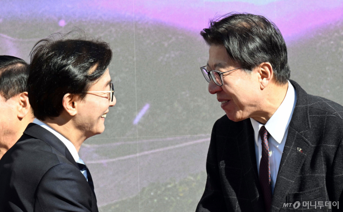 [부산=뉴시스] 하경민 기자 = 통일교 금품 수수 의혹으로 해양수산부 장관직을 사퇴한 전재수 더불어민주당 의원이 9일 부산 북구 만덕나늘목에서 열린 '만덕~센텀 고속화도로' 개통식에 참석, 박형준 부산시장과 인사하고 있다. 2026.02.09. yulnetphoto@newsis.com /사진=