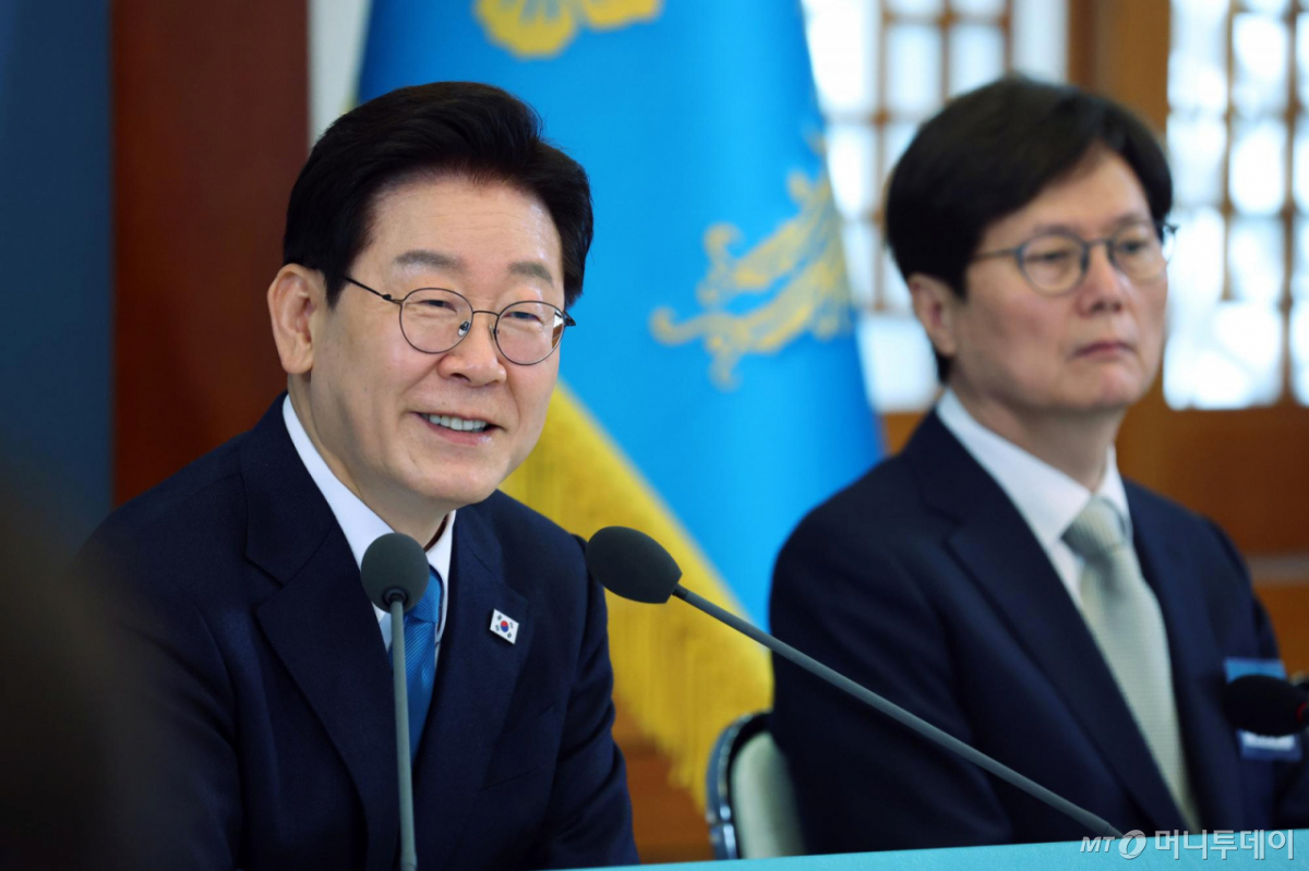 [서울=뉴시스] 고범준 기자 = 이재명 대통령이 15일 청와대에서 열린 규제합리화위원회 제1차 전체회의에서 발언하고 있다. (청와대통신사진기자단) 2026.04.15. bjko@newsis.com /사진=