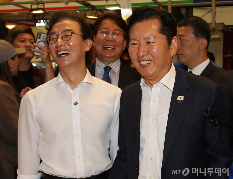 (부산=뉴스1) 윤일지 기자 = 정청래 더불어민주당 대표와 전재수 부산시장 후보가 15일 부산 부산진구 부전시장을 찾아 상인과 인사하고 있다. 2026.4.15/뉴스1 Copyright © 뉴스1. All rights reserved. 무단 전재 및 재배포, AI학습 이용 금지. /사진=(부산=뉴스1) 윤일지 기자