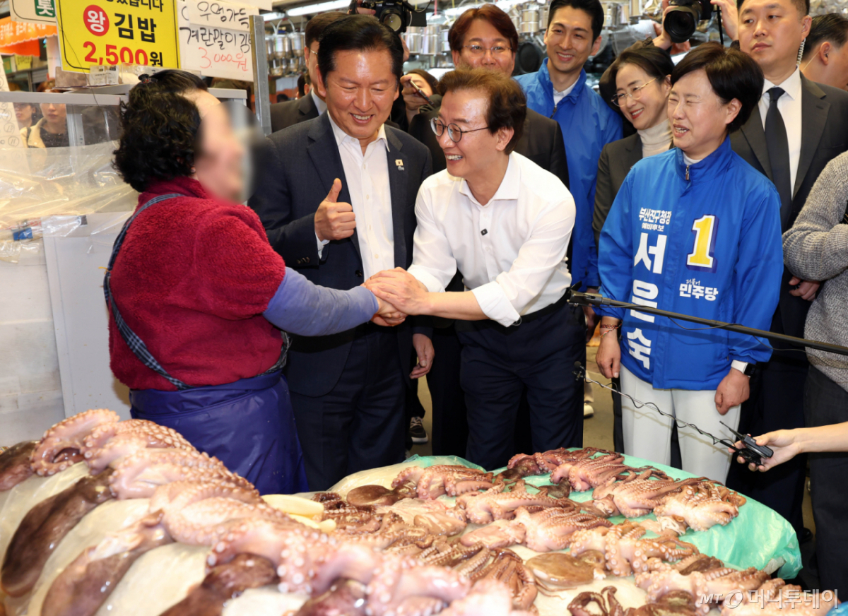 [부산=뉴시스] 하경민 기자 = 정청래 더불어민주당 대표가 15일 부산 부산진구 부전시장을 방문, 상인들과 인사하며 전재수 부산시장 후보 등 6·3 지방선거 후보들의 지지를 호소하고 있다. 2026.04.15. yulnetphoto@newsis.com /사진=하경민