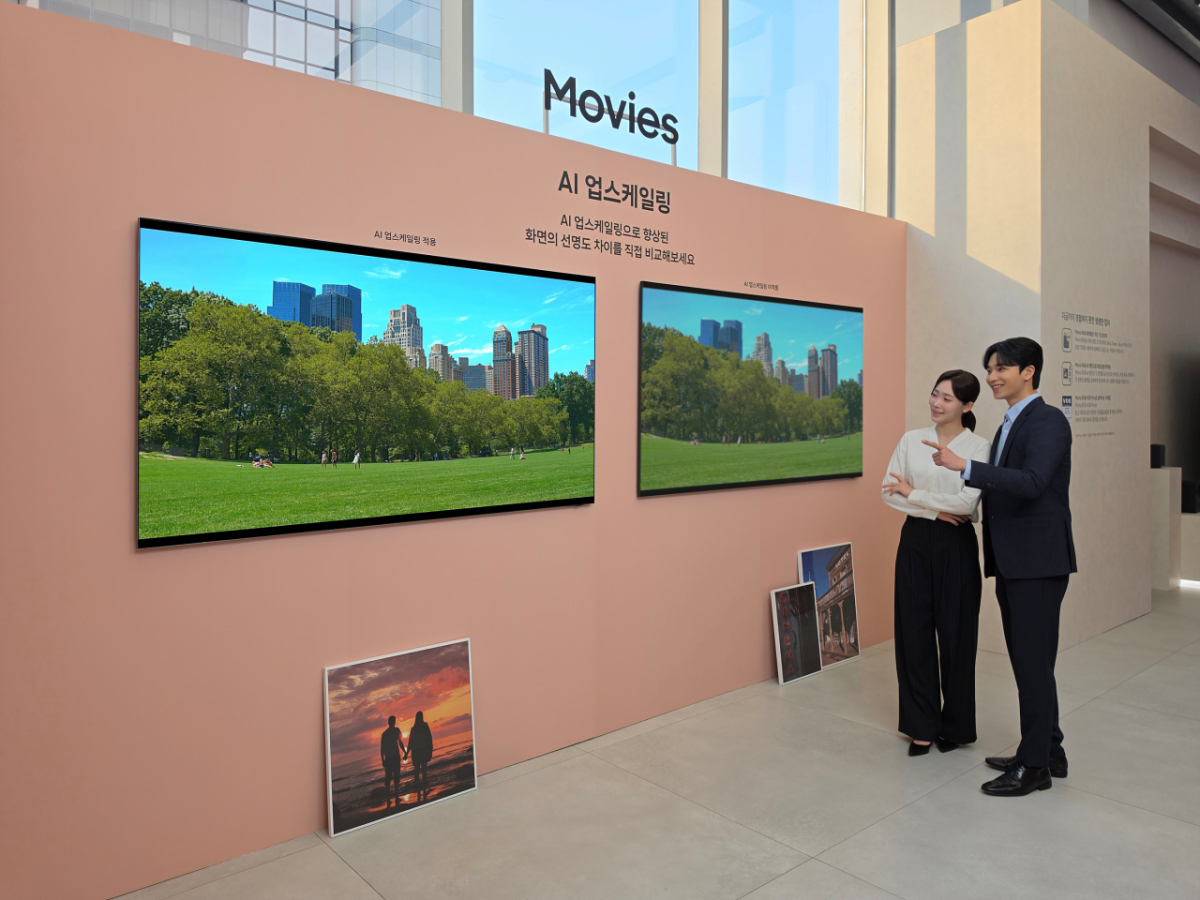 삼성전자 모델이 '마이크로 RGB' TV의 'AI 업스케일링'으로 한층 향상된 화질의 콘텐츠를 감상하고 있다./사진 제공=삼성전자