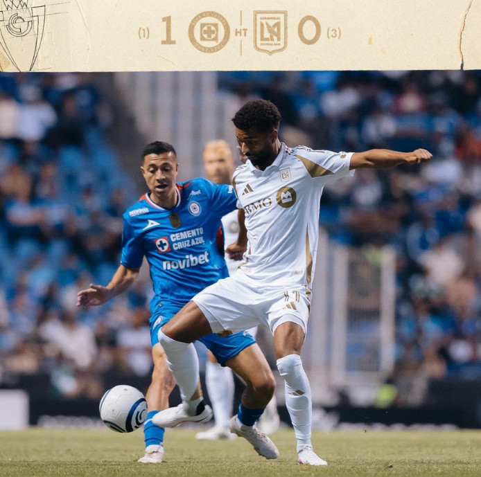 전반을 0-1로 뒤진 채 마친 LAFC. 사진은 볼 경합하는 드니 부앙가(가운데). /사진=LAFC 공식 SNS 제공