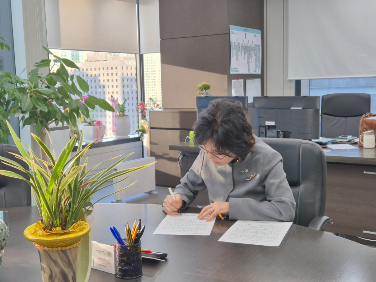 김은경 서민금융진흥원장 겸 신용회복위원회 위원장이 불법사금융 근절을 위한 홍보에 협조를 부탁한다는 내용의 편지에 직접 서명하고 있다./사진제공=서민금융진흥원