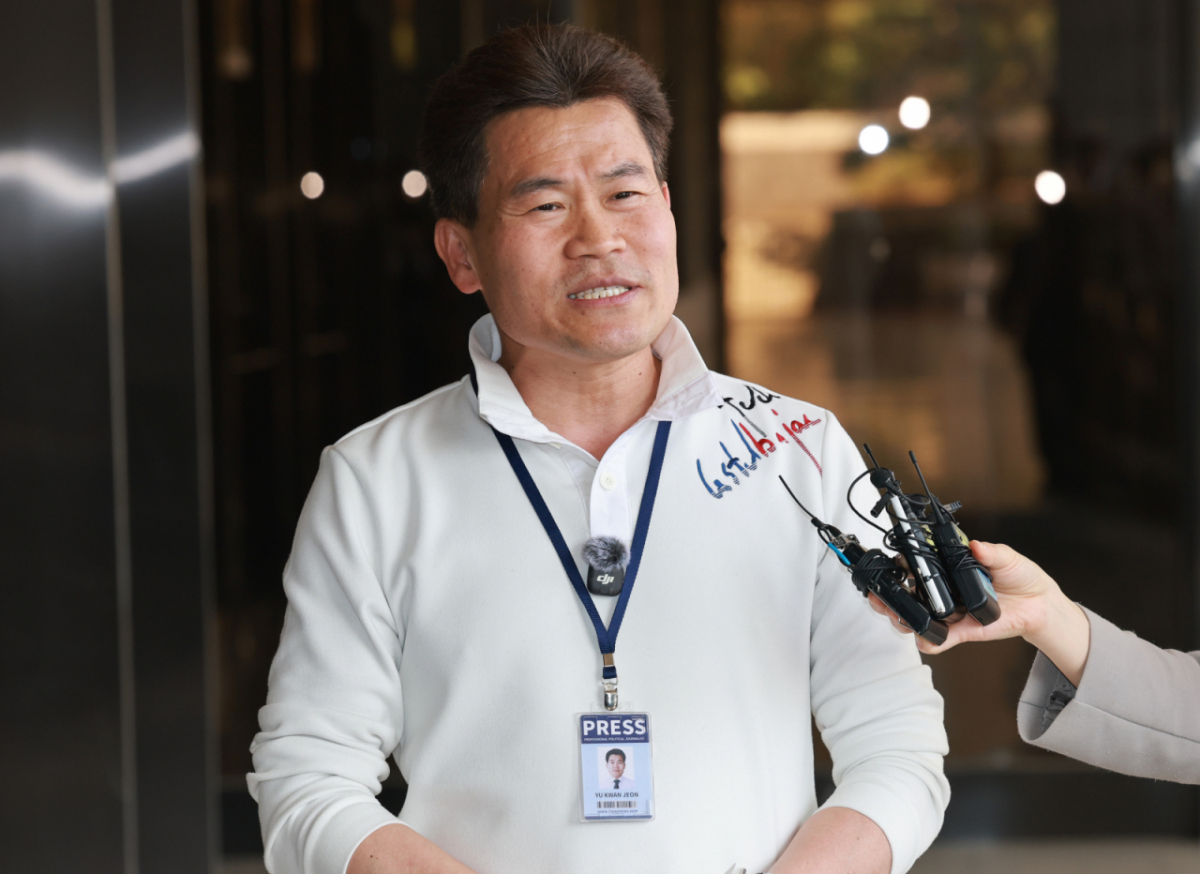 보수 성향 유튜버 전한길 씨가 지난 13일 이재명 대통령과 이준석 개혁신당 대표 관련 명예훼손 등의 혐의로 구속영장 청구 전 피의자 조사를 받기 위해 서울 서초구 서울중앙지방검찰청으로 출석하며 입장을 밝히고 있다. /사진=뉴스1