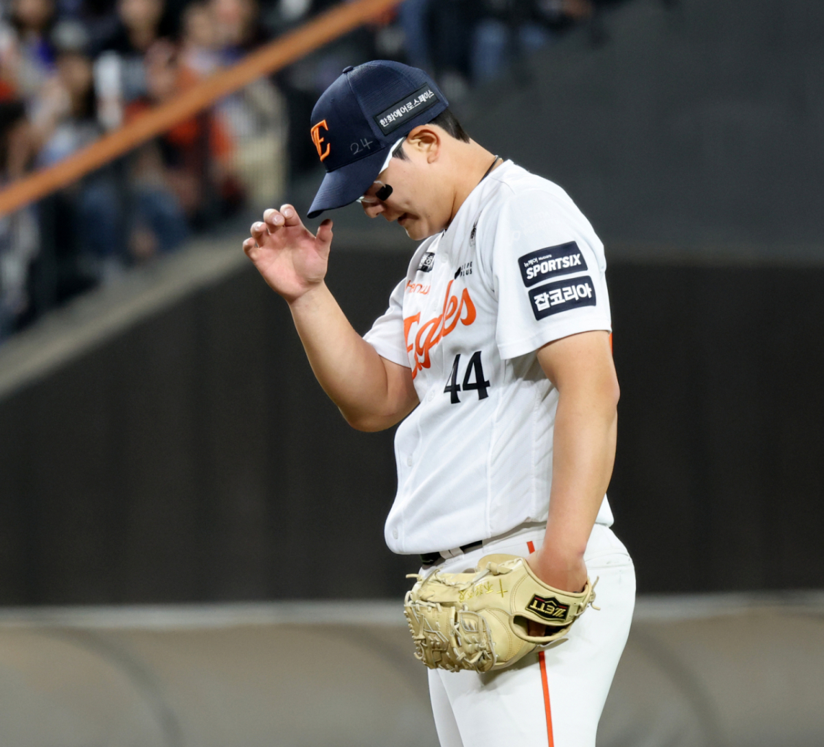 한화 이글스 김서현이 14일 대전 한화생명볼파크에서 열린 2026 신한 SOL KBO리그 삼성 라이온즈와 홈경기 밀어내기로 실점 후 아쉬워하고 있다. /사진=강영조 선임기자
