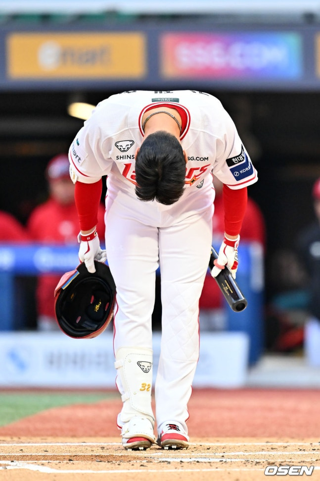 SSG 김재환이 14일 인천 두산전 1회말 첫 타석에서 들어서며 3루쪽을 향해 허리 숙여 인사하고 있다. /사진=OSEN