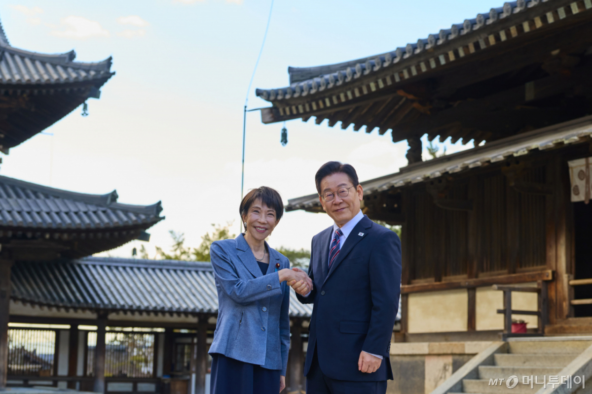 [나라=뉴시스] 고범준 기자 = 이재명 대통령과 다카이치 사나에 일본 총리가 14일(현지 시간) 나라현의 대표 문화유적지인 호류지에서 열린 친교 행사에서 기념촬영을 하고 있다. (공동취재) 2026.01.14. bjko@mewsis.com /사진=