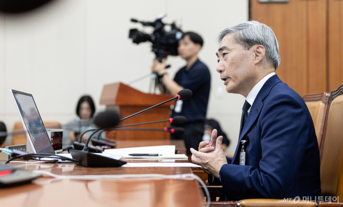 (서울=뉴스1) 이승배 기자 = 신현송 한국은행 총재 후보자가 15일 서울 여의도 국회에서 열린 제434회국회(임시회) 재정경제기획위원회 인사청문회에서 의원 질의에 답변하고 있다. 2026.4.15/뉴스1 Copyright © 뉴스1. All rights reserved. 무단 전재 및 재배포, AI학습 이용 금지. /사진=(서울=뉴스1) 이승배 기자