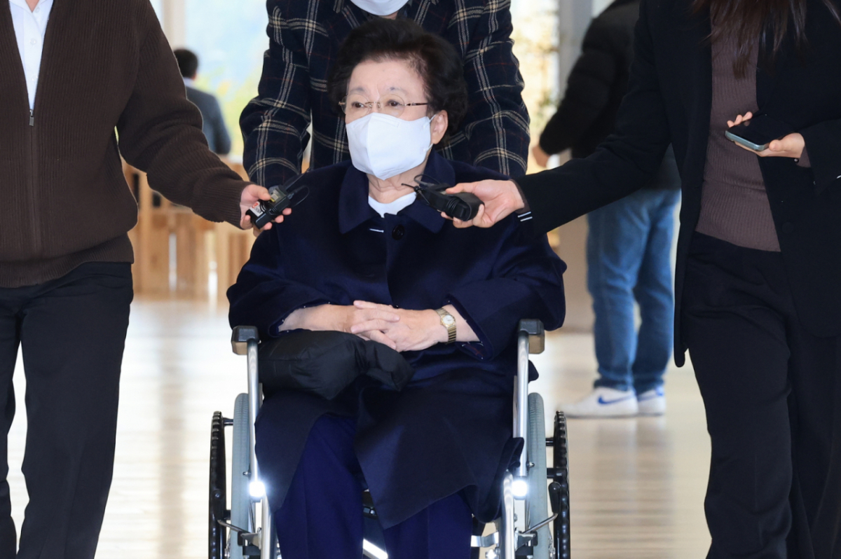 이배용 전 국가교육위원장이 지난해 11월13일 서울 광화문 KT 빌딩에 마련된 김건희특검 사무실로 휠체어를 탄 채 출석하고 있다. /사진=뉴스1