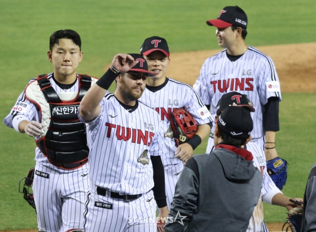 이주헌(왼쪽)과 염경엽 감독이 14일 경기를 마치고 하이파이브를 하고 있다. /사진=김진경 대기자