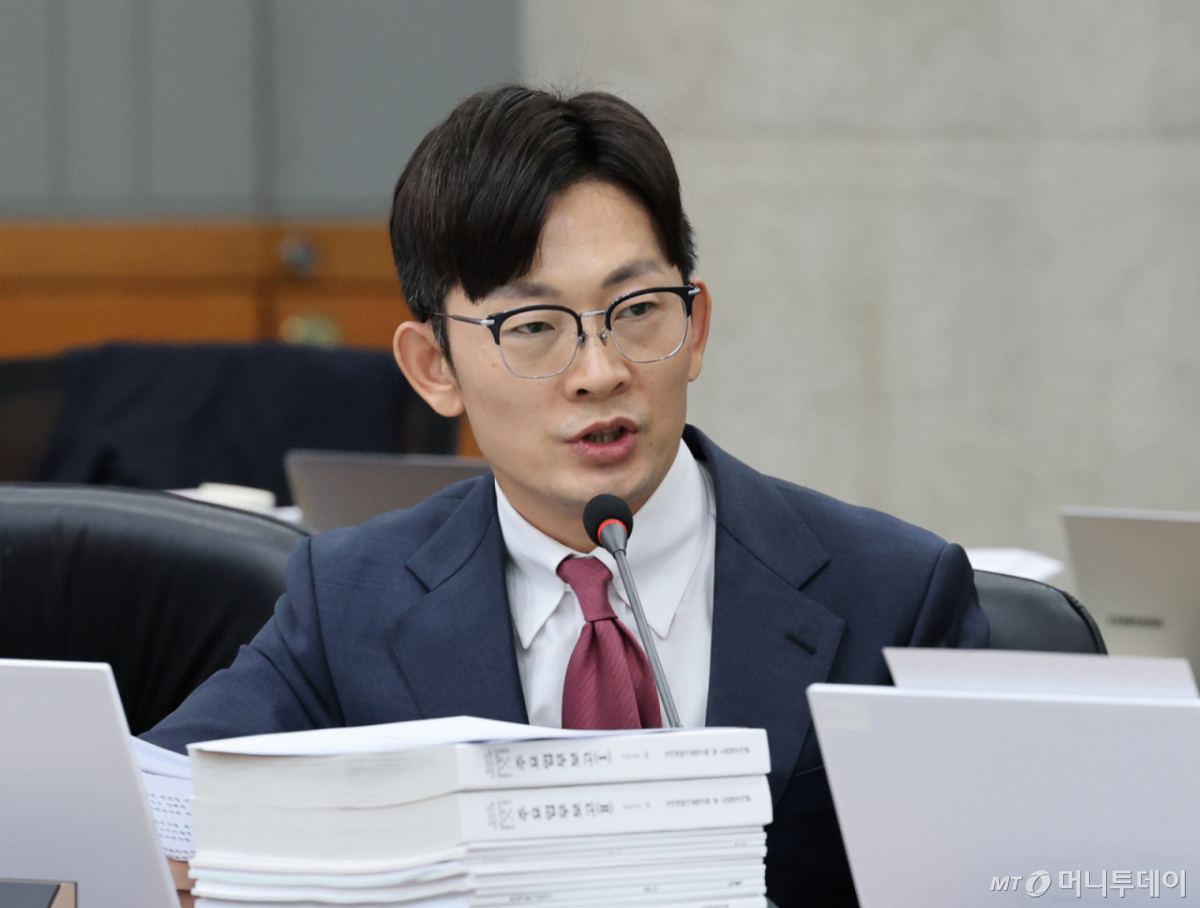 (대전=뉴스1) 김기태 기자 = 박충권 국민의힘 위원이 24일 대전 한국전자통신연구원(ETRI)에서 열린 국회 과학기술정보방송통신위원회 국정감사에서 질의하고 있다. 2025.10.24/뉴스1 Copyright © 뉴스1. All rights reserved. 무단 전재 및 재배포, AI학습 이용 금지. /사진=(대전=뉴스1) 김기태 기자