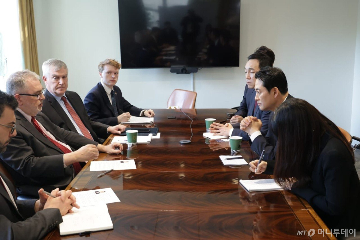 (서울=뉴스1) = 방미 중인 장동혁 국민의힘 대표가 15일 미국우선정책연구소 및 헤리티지재단 등 싱크탱크 관계자들과 간담회를 하고 있다.(국민의힘 제공, 재판매 및 DB금지) 2026.4.15/뉴스1  Copyright © 뉴스1. All rights reserved. 무단 전재 및 재배포,  AI학습 이용 금지. /사진=(서울=뉴스1)