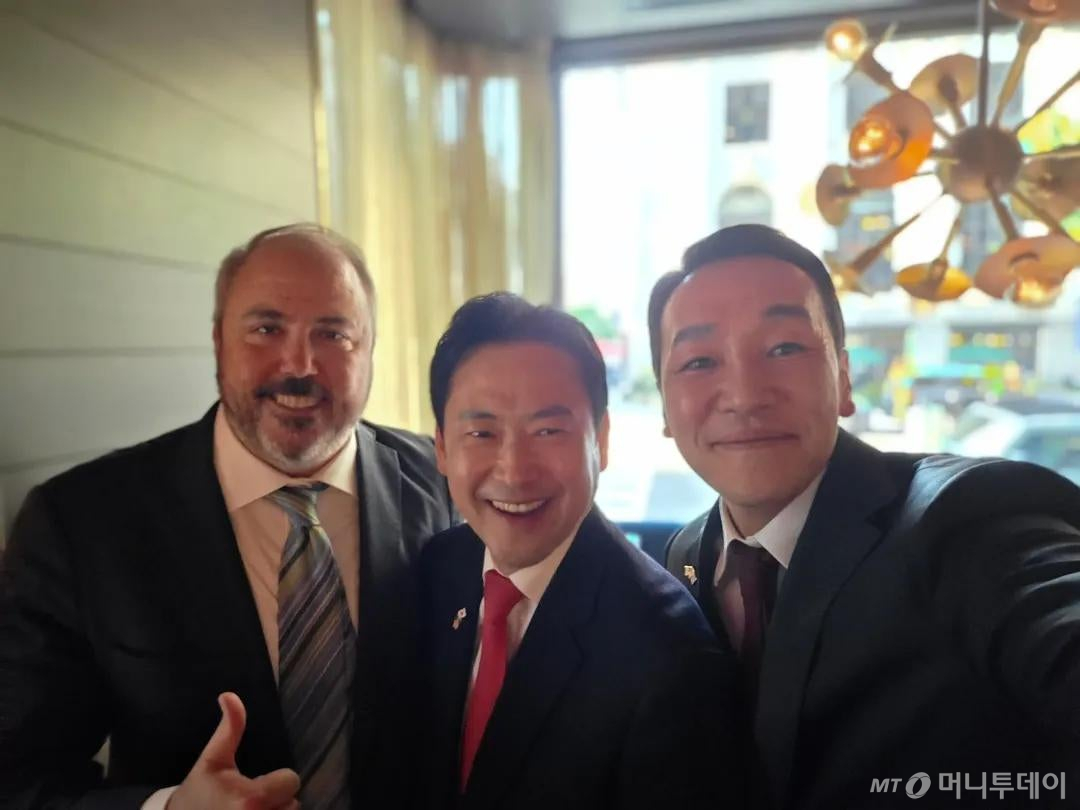 장동혁 국민의힘 대표(가운데)와 김민수 국민의힘 최고위원(오른쪽) 조 그루터스 미국 공화당 전국위원회 의장(왼쪽)/사진=김민수 국민의힘 최고위원 SNS