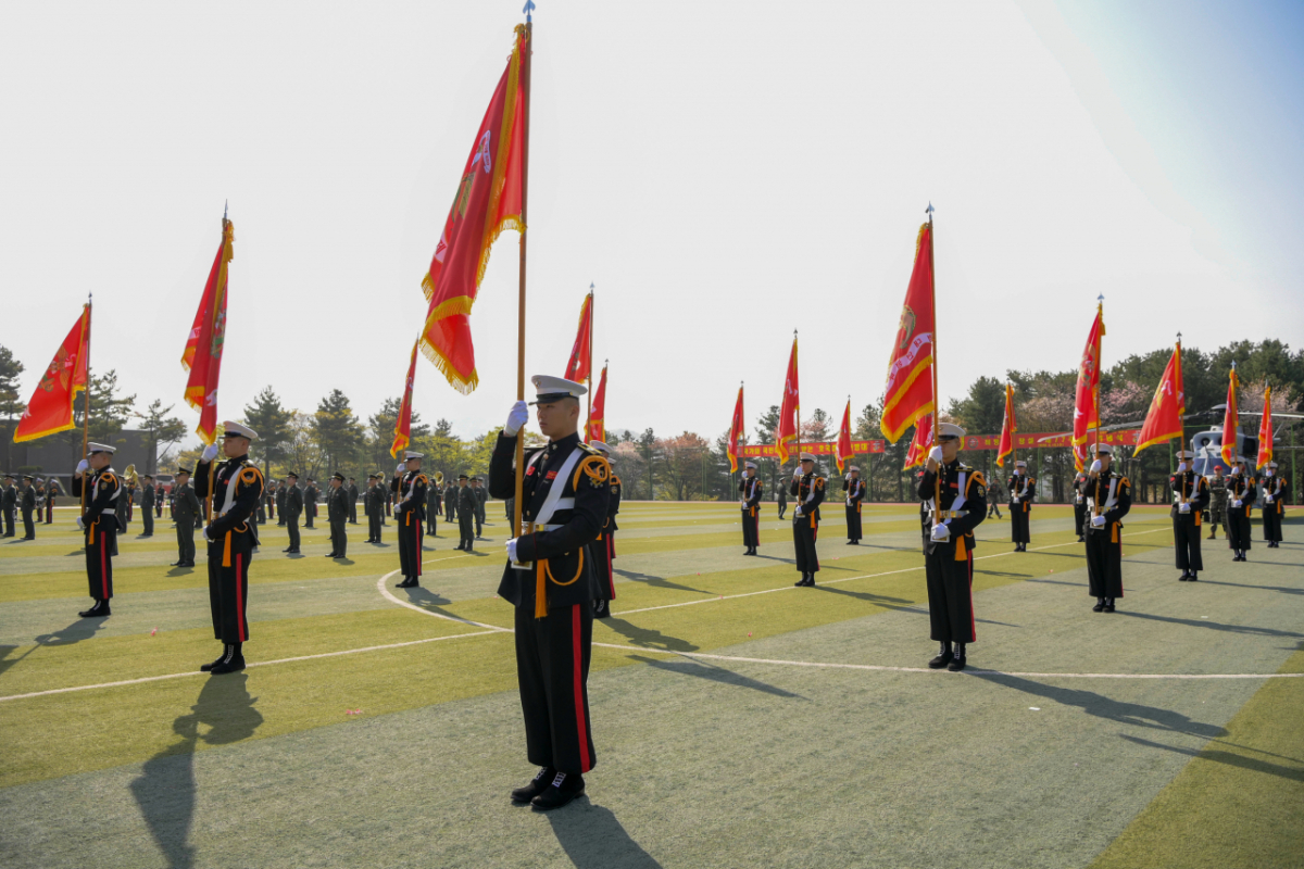 해병대사령부는 4월 15일(수) 부대 행사연병장에서 창설 77주년 기념행사를 실시했다. 해병대 군기수들이 기념식에 참가하고 있다. /사진제공=해병대.
